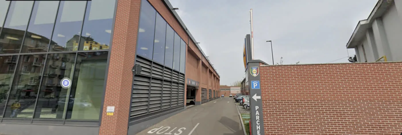 Rivestimento Mattonflex sull'angolo dell'edificio Lidl Via Bologna Torino