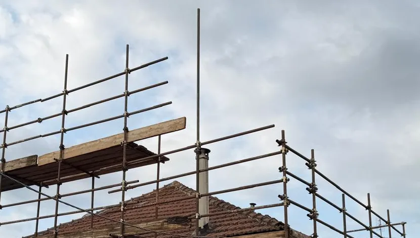 Tetto con le tegole vecchie e ponteggio perimetrale montato prima dei lavori, Torino